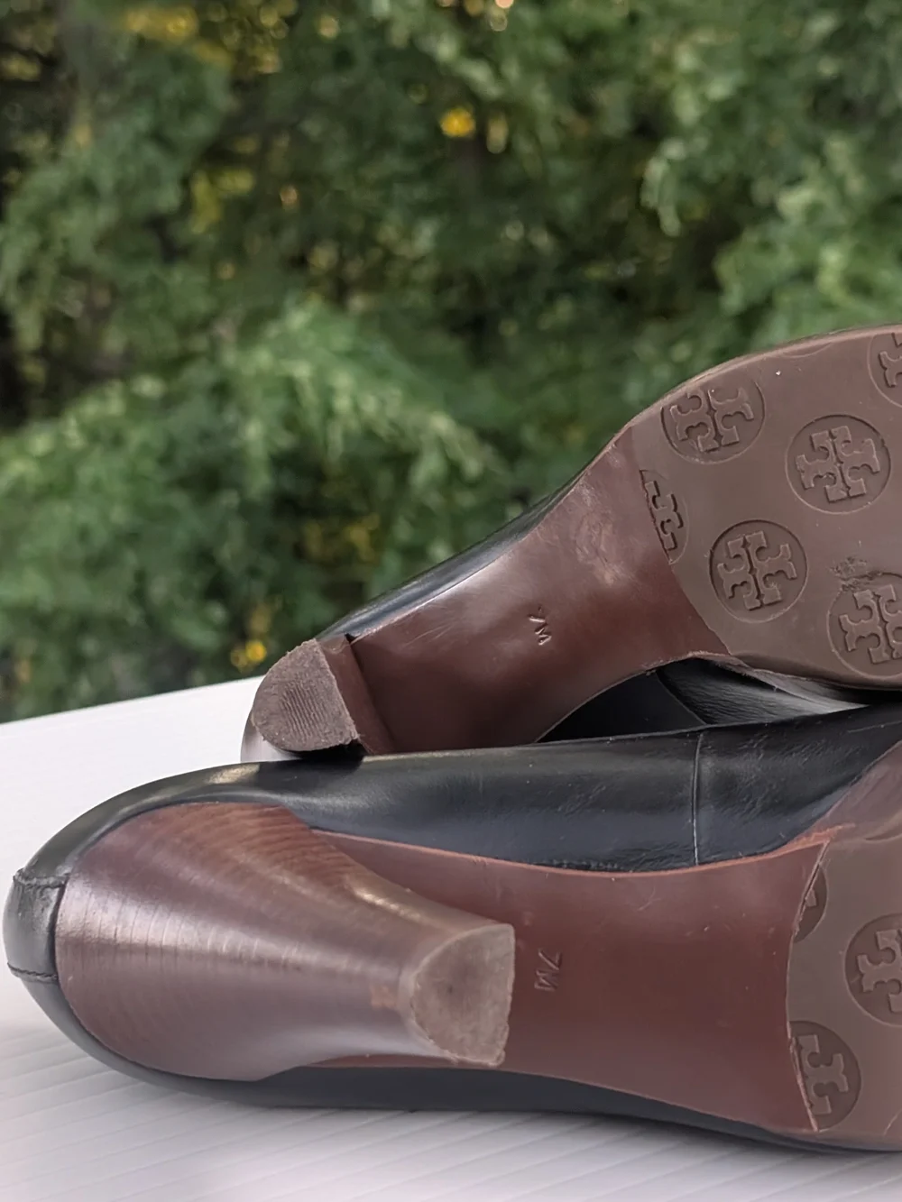 Tory Burch  Calsta Black Leather Logo Medallion Pumps 7